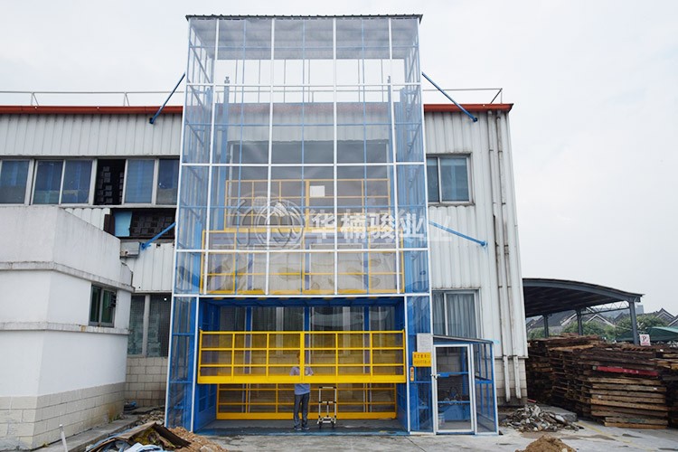 操作人員使用升降機(jī)符合操作規(guī)程嗎？
